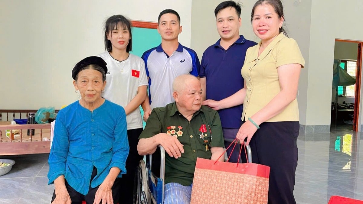 Hội phụ nữ thăm hỏi, động viên gia đình chính sách nhân 27/7 và dịp lễ, Tết. 
Ảnh: Công Luận-Thúy Kiều/VOV Đông Bắc