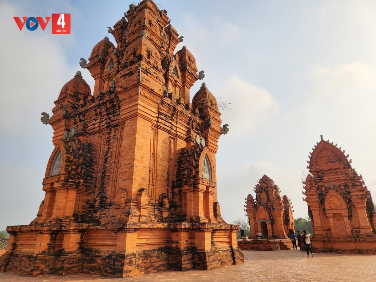 Quần thể tháp Chăm tại làng văn hóa du lịch các dân tộc Việt Nam với 3 tháp: Tháp cổng, tháp chính, tháp hỏa. Tháp Chăm được phục dựng nguyên mẫu quần thể tháp Po Klong Garai ở Khánh Hòa theo tỉ lệ 1:1