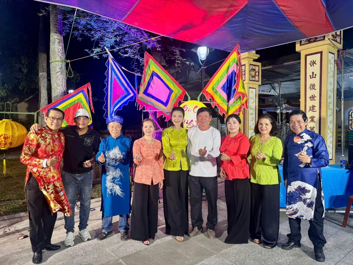 Nghệ nhân bài chòi Huyền Tân, người mặc áo xanh đứng giữa