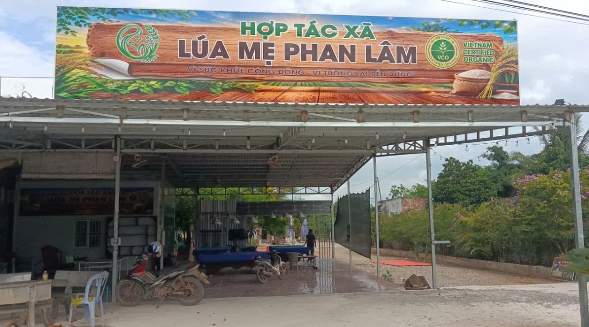 Khu trưng bày sản phẩm của HTX Lúa Mẹ Phan Sơn đang được làm mới. Ảnh: Đoàn Sĩ/VOV TP.HCM