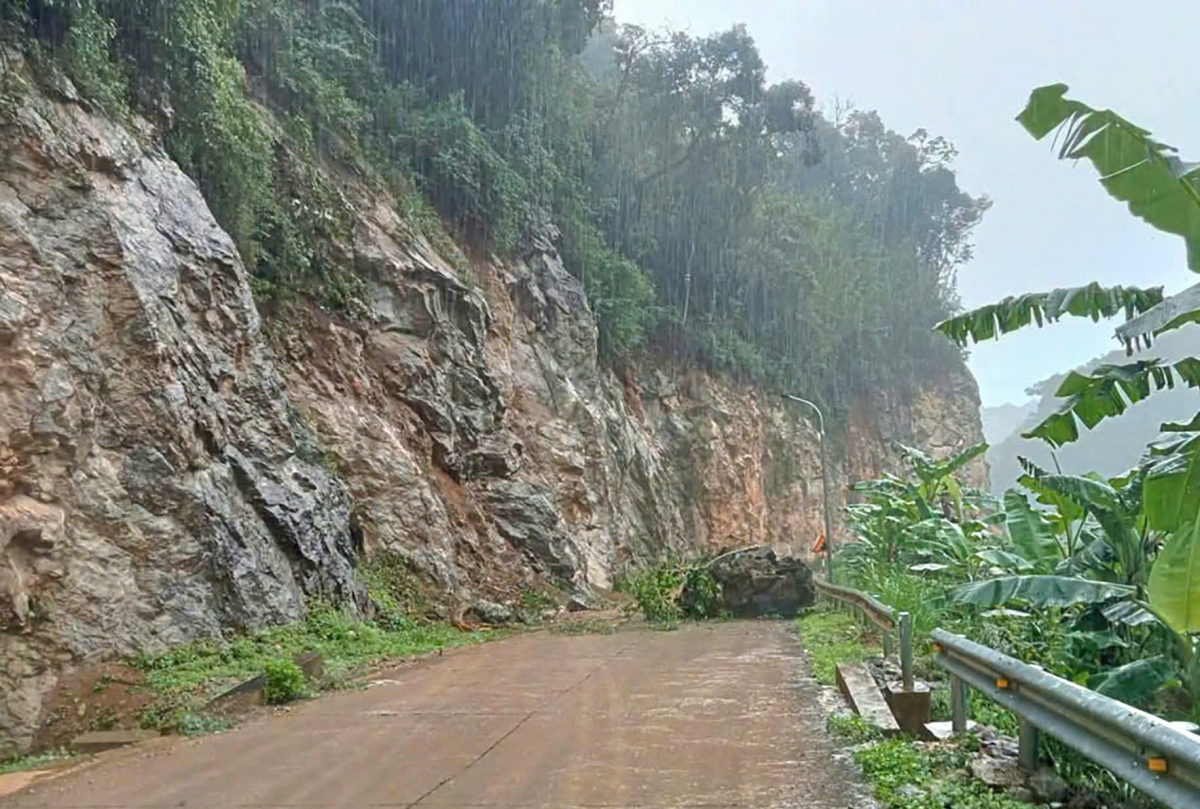 Tảng đá lớn lăn xuống đường Chiềng Khoi, xã Yên Châu đi Phiêng Khoài. Ảnh: Thanh Thủy/VOV-Tây Bắc