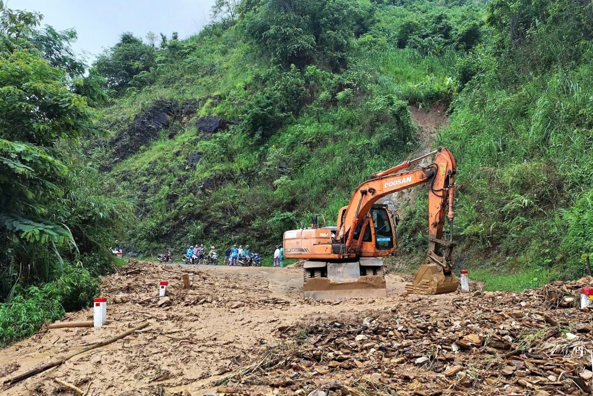 Nhiều đoạn trên tuyến Quốc lộ 279D thuộc địa phận xã Chiềng Lao bị sạt lở đất, đá, gây ách tắc giao thông. Ảnh: Thanh Thủy/VOV-Tây Bắc