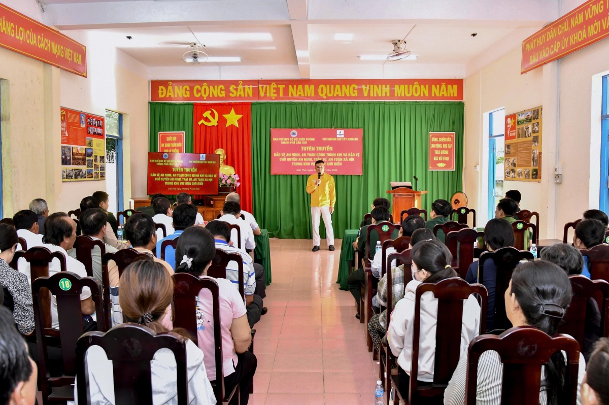 Đại diện Chi nhánh Khí Tây Nam Bộ giới thiệu về hệ thống đường ống dẫn khí PM3 - Cà Mau. Ảnh: Thạch Hồng/VOV ĐBSCL