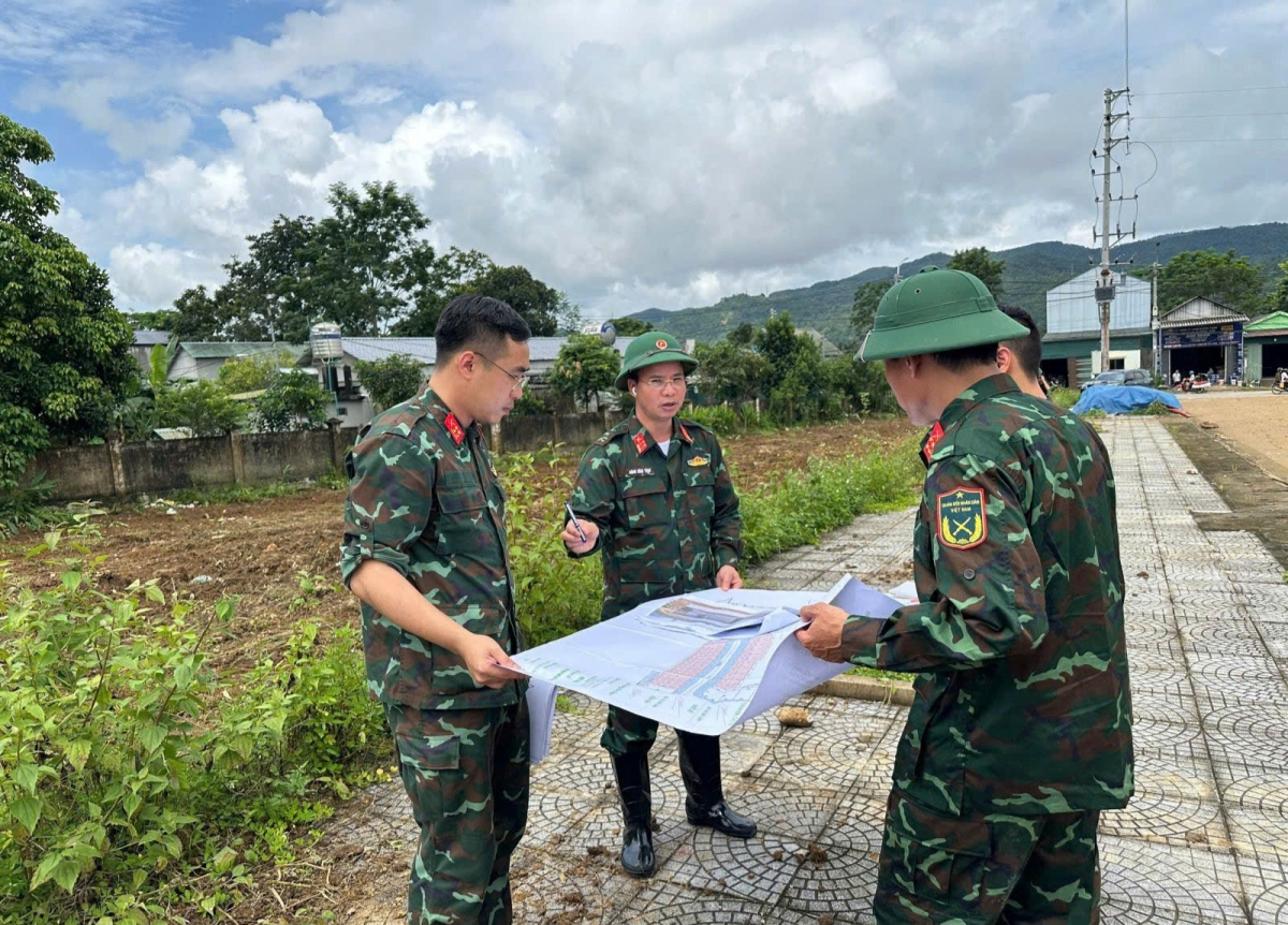 Lãnh đạo Bộ Chỉ huy Quân sự tỉnh lên phương án xây dựng nhà cho người dân xã Mường Than
Ảnh: Thanh Thủy/VOV- Tây Bắc