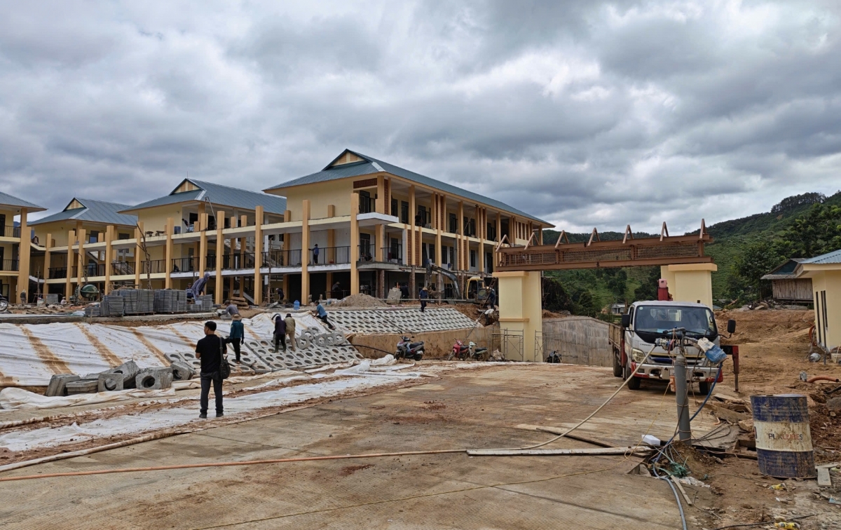 Thi công xuyên lễ trường nội trú liên cấp vùng biên Quảng Trị để kịp khai giảng (Ảnh: Thanh Hiếu)