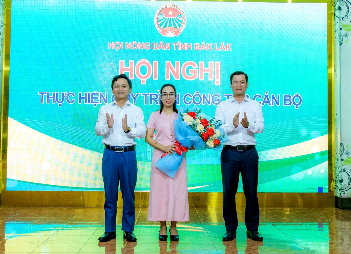 Mò H’Giang Niê (ơm tàm nggùl) geh pồ lơh Chủ tịch Mpồl Cau lơh broă sa càr Dăk Lăk