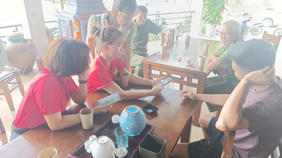Từ những buổi trao đổi, hướng dẫn trực tiếp, kỹ năng sử dụng công nghệ từng bước trở thành một phần trong sinh hoạt hằng ngày của người dân xã Yên Bình, tỉnh Lào Cai. Ảnh: Thừa Xuân/VOV-Tây Bắc