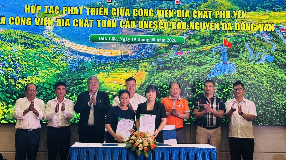 Ban Quản lý di tích, Hiệp hội Du lịch Đắk Lắk và Hiệp hội Du lịch tỉnh Tuyên Quang ký thỏa thuận hợp tác. Ảnh: CTV Lê Biết/VOV - Tây Nguyên