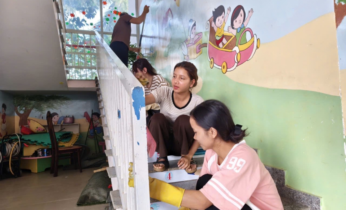 Các cô giáo Trường Mầm non Đạ Tông, xã Đam Rông 4, tỉnh Lâm Đồng vệ sinh trường lớp chuẩn bị cho năm học mới. Ảnh: Khoa Điềm/VOV Tây Nguyên