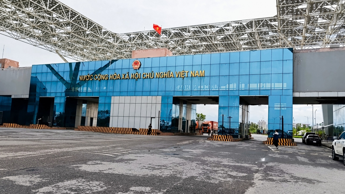Cửa khẩu Bắc Luân II đang được xây dựng là cửa khẩu thông minh, ứng dụng công nghệ số để giải quyết thủ tục hành chính tập trung, nhằm hỗ trợ doanh nghiệp thuận lợi trong quá trình XNK. Ảnh: Vũ Thị Miền/VOV Đông Bắc