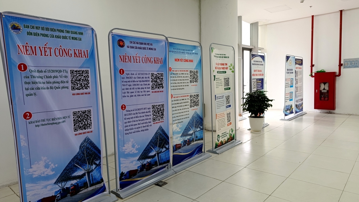 Các mã QR tích hợp nhiều nội dung pháp luật phổ biến tới cư dân biên giới, doanh nghiệp và du khách. Ảnh: Vũ Thị Miền/VOV Đông Bắc