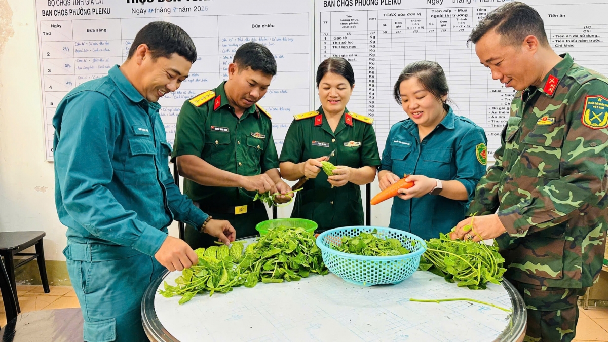 Mỗi bữa cơm chu đáo, mỗi ly nước được uống cạn chính là sự đóng góp thiết thực nhất vào thành công chung của Chiến dịch 500 ngày đêm. Ảnh: Thanh Tuyền/VOV- Miền Trung