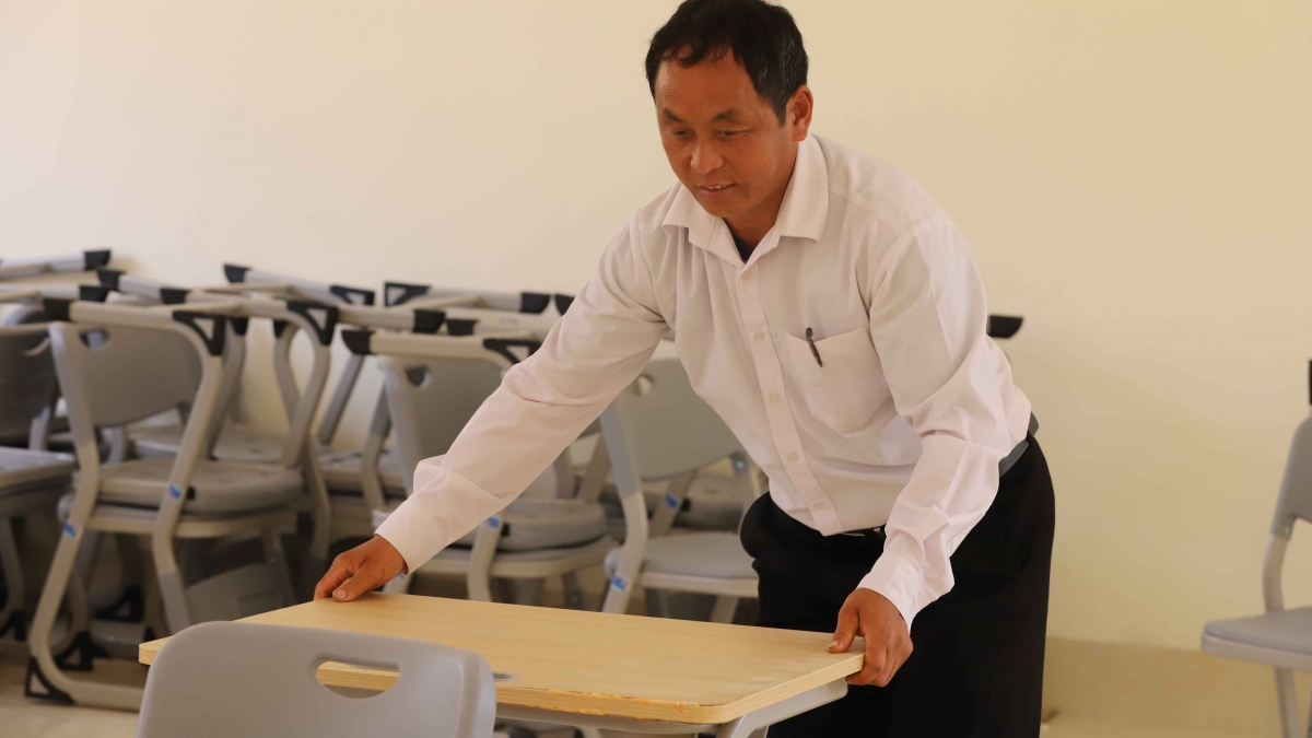 Niềm vui hiện rõ trên gương mặt thầy Vàng A Chạnh, người thầy có hơn 20 năm đứng trên bục giảng ở vùng biên nhiều khó khăn. Ảnh: Thanh Thủy-Trấn Long/VOV Tây Bắc
