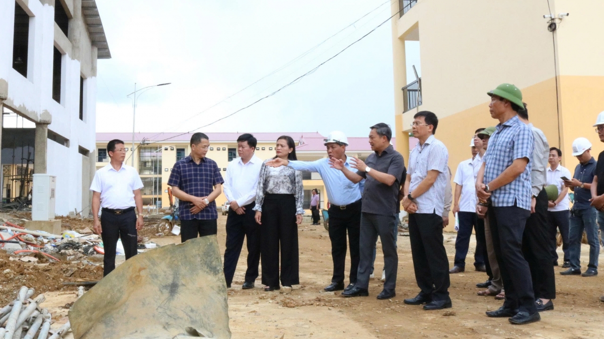 Ông Nguyễn Đình Việt, Chủ tịch UBND tỉnh Sơn La (đứng thứ 3, từ bên phải sang), kiểm tra công tác chuẩn bị năm học mới tại nhà trường. Ảnh: Thanh Thủy-Trấn Long/VOV Tây Bắc