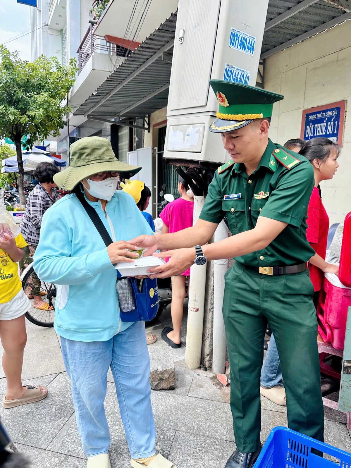 Thiếu tá Vũ Lý Huỳnh luôn gắn bó mật thiết với người dân. Ảnh: Nhân vật cung cấp.