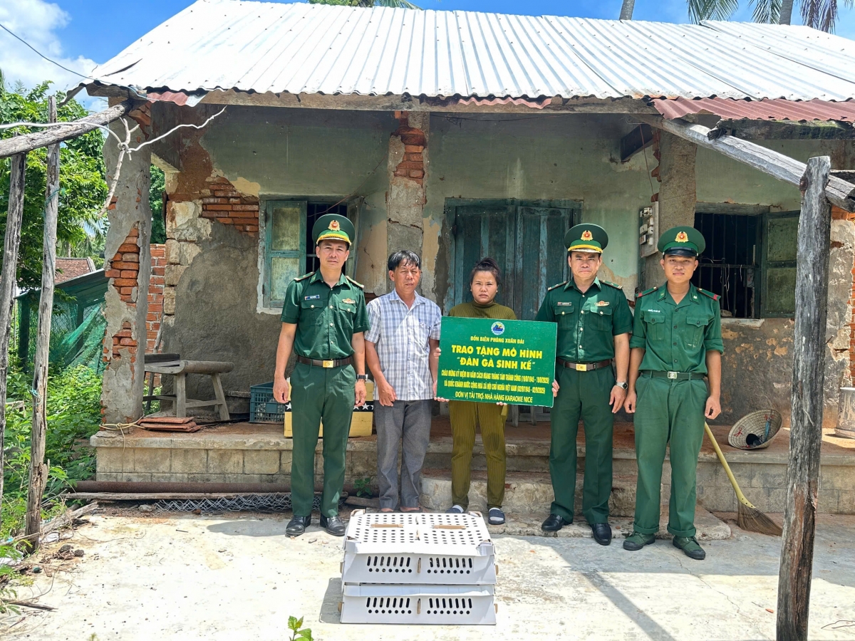 Mô hình "Đàn gà sinh kế" giúp nhiều hộ dân thoát nghèo. Ảnh: Nhân vật cung cấp.
