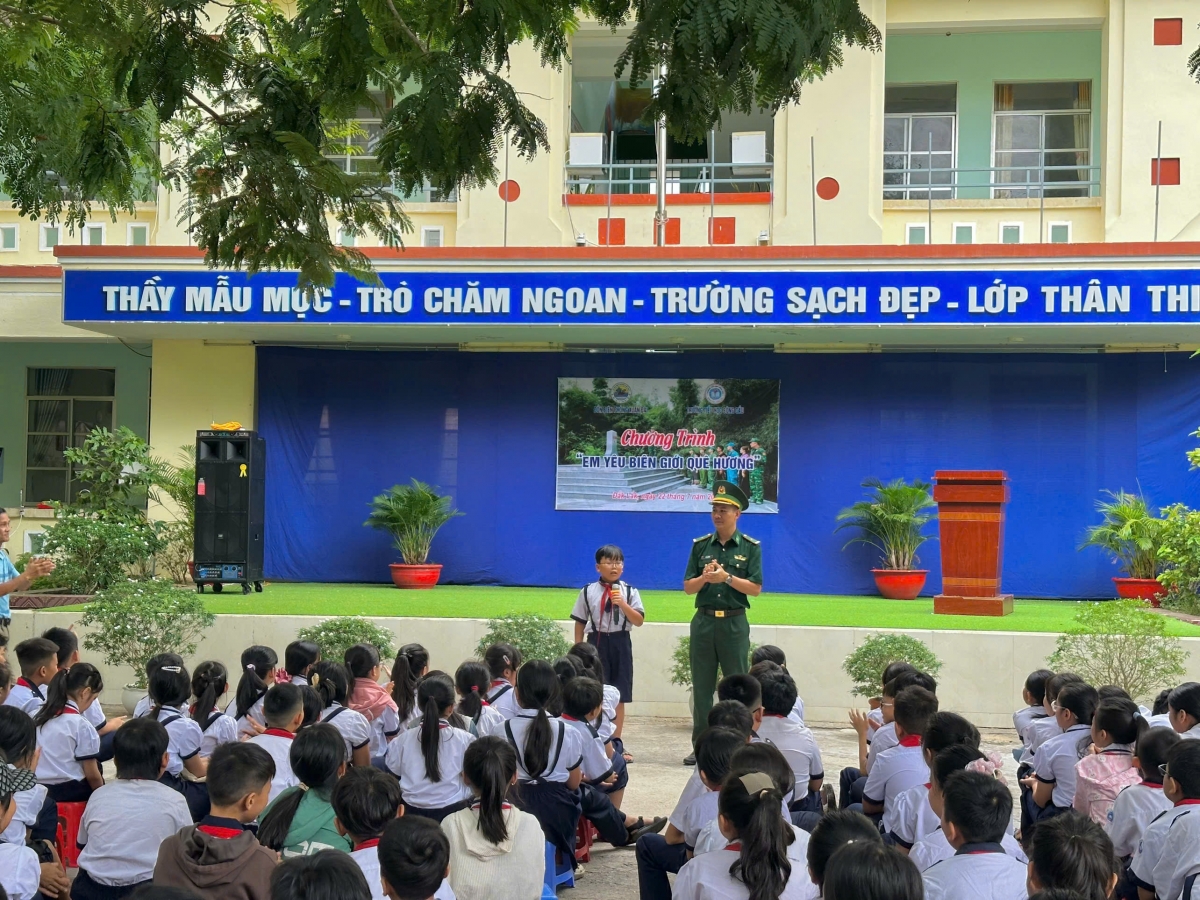Thiếu tá Vũ Lý Huỳnh thường xuyên tuyên truyền về biên giới biển đảo tại các trường học. Ảnh: Nhân vật cung cấp.