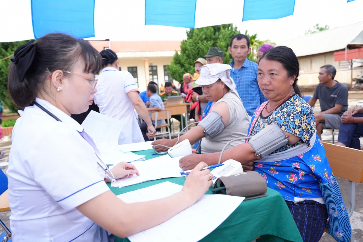 Trong 8 tháng đầu năm, Điện Biên đã khám bệnh, chữa bệnh và tư vấn sức khỏe miễn phí cho hơn 422.000 lượt người, đạt trên 62% dân số toàn tỉnh (Ảnh: Vũ Lợi/ VOV Tây Bắc)