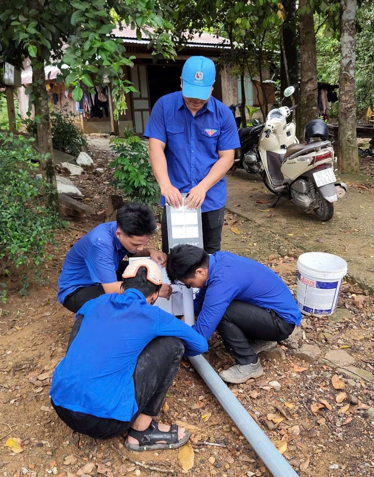 Tuổi trẻ các Chi đoàn Thanh niên ở xã Bến Giằng thực hiện các hoạt động tình nguyện dựa vào thực tế ở cơ sở
 