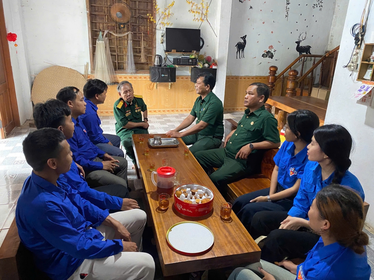 Xã đoàn Bến Giằng cùng các đoàn thể, đơn vị thăm hỏi các gia đình chính sách
 