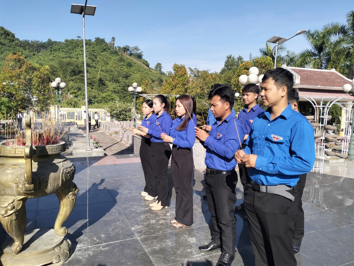 Tuổi trẻ Bến Giằng hắp hương tri ân các anh hùng, liệt sĩ 
 
