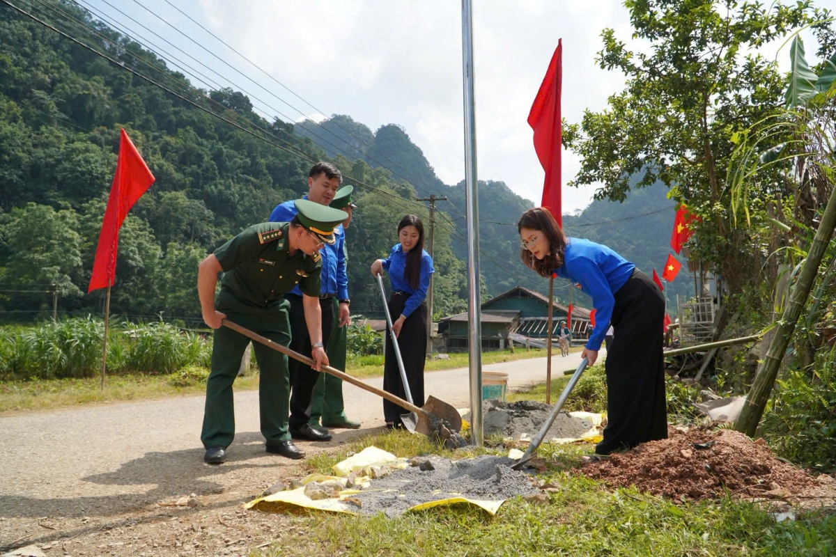 Quân và dân chung sức đồng lòng "Thắp sáng đường biên" - Ảnh: Vũ Lê.
