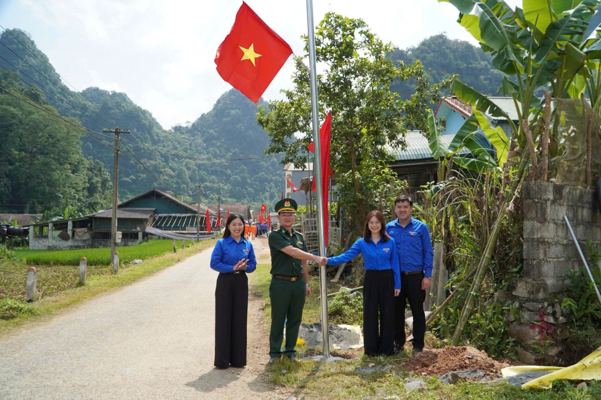 Đại tá Lương Tuấn Long- Chính ủy BĐBP tỉnh Cao Bằng cùng đại diện Tỉnh đoàn Cao Bằng tại công trình “Thắp sáng đường biên - Đường cờ Tổ quốc” - Ảnh: Vũ Lê.