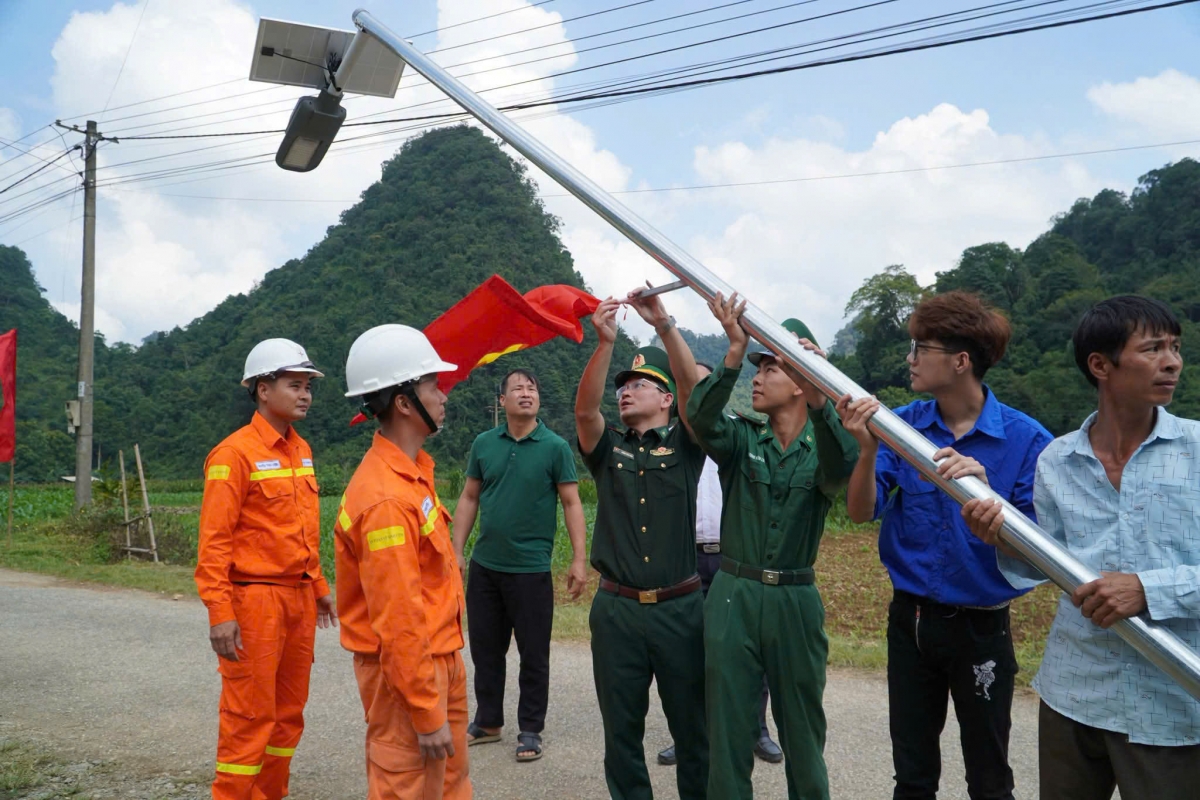 Các lực lượng chung tay xây dựng công trình ý nghĩa nơi biên giới - Ảnh: Vũ Lê.