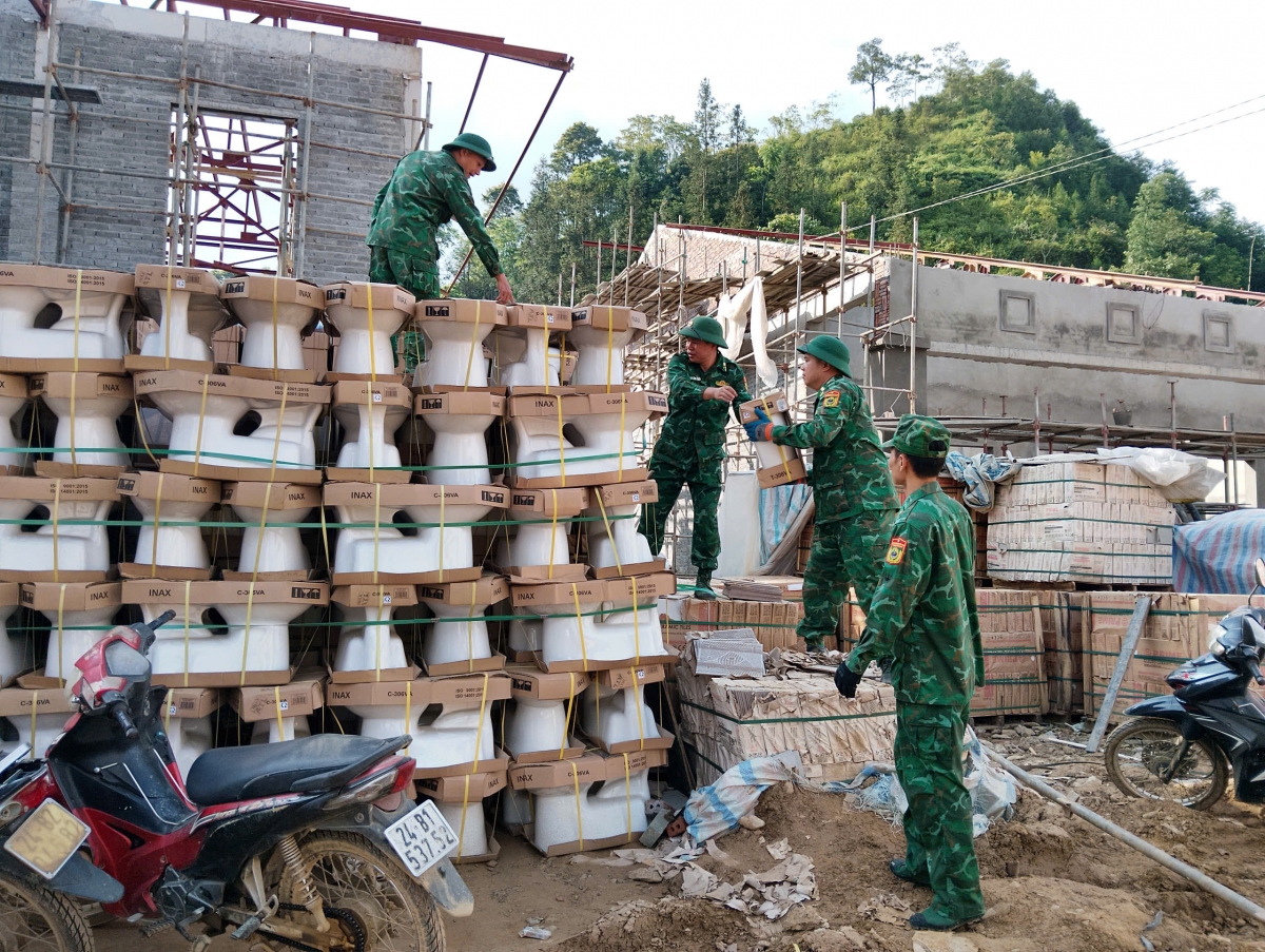 Bộ đội Đồn Biên phòng Tả Gia Khâu vận chuyển thiết bị vệ sinh để hoàn thiện các hạng mục của Trường TH và THCS Pha Long trước ngày 30/8/2026. (Ảnh: Duy Cường)