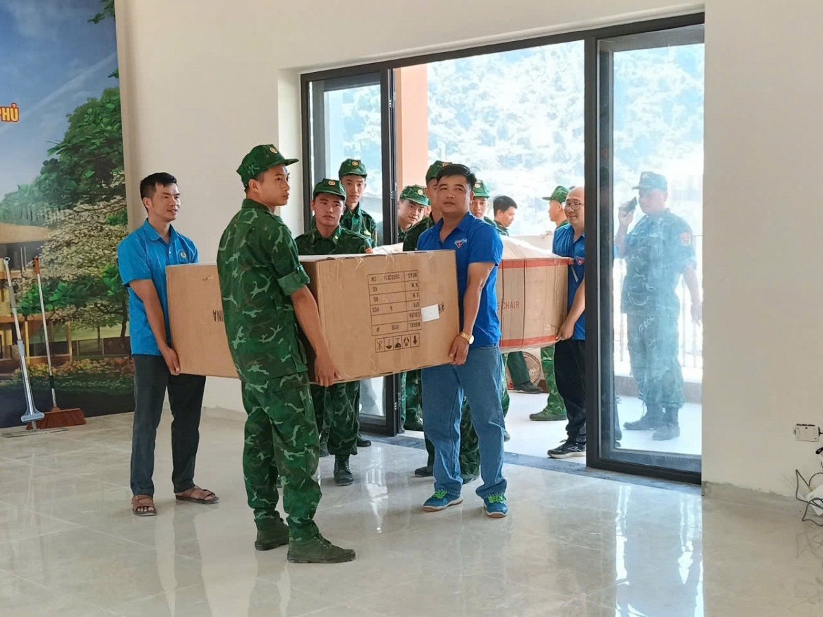 BĐBP cùng các lực lượng vận chuyển thiết bị trường học (Ảnh: Quốc Hồng)