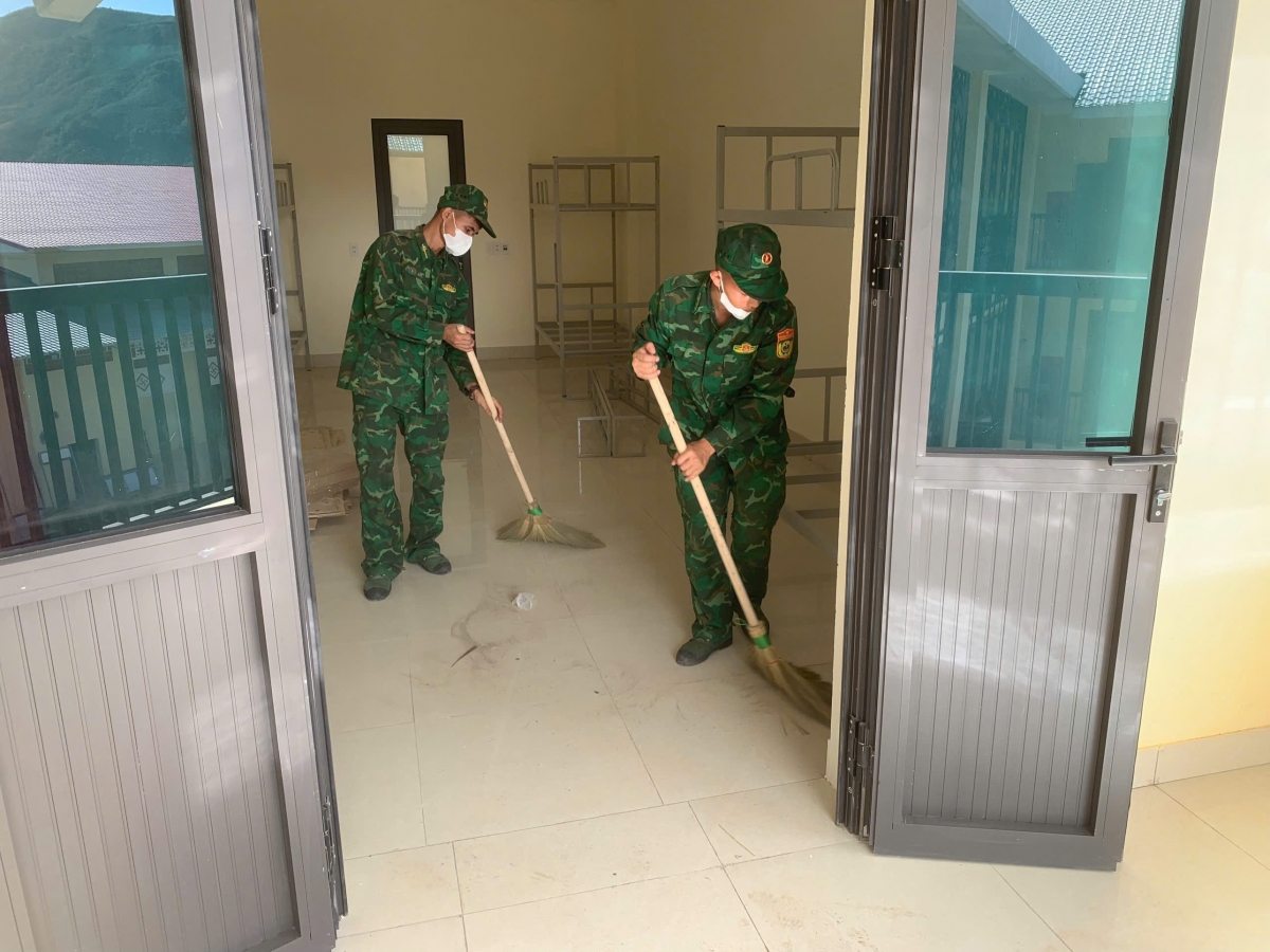 Bộ đội quét dọn, vệ sinh phòng học đã hoàn thiện  (Ảnh: CTV)