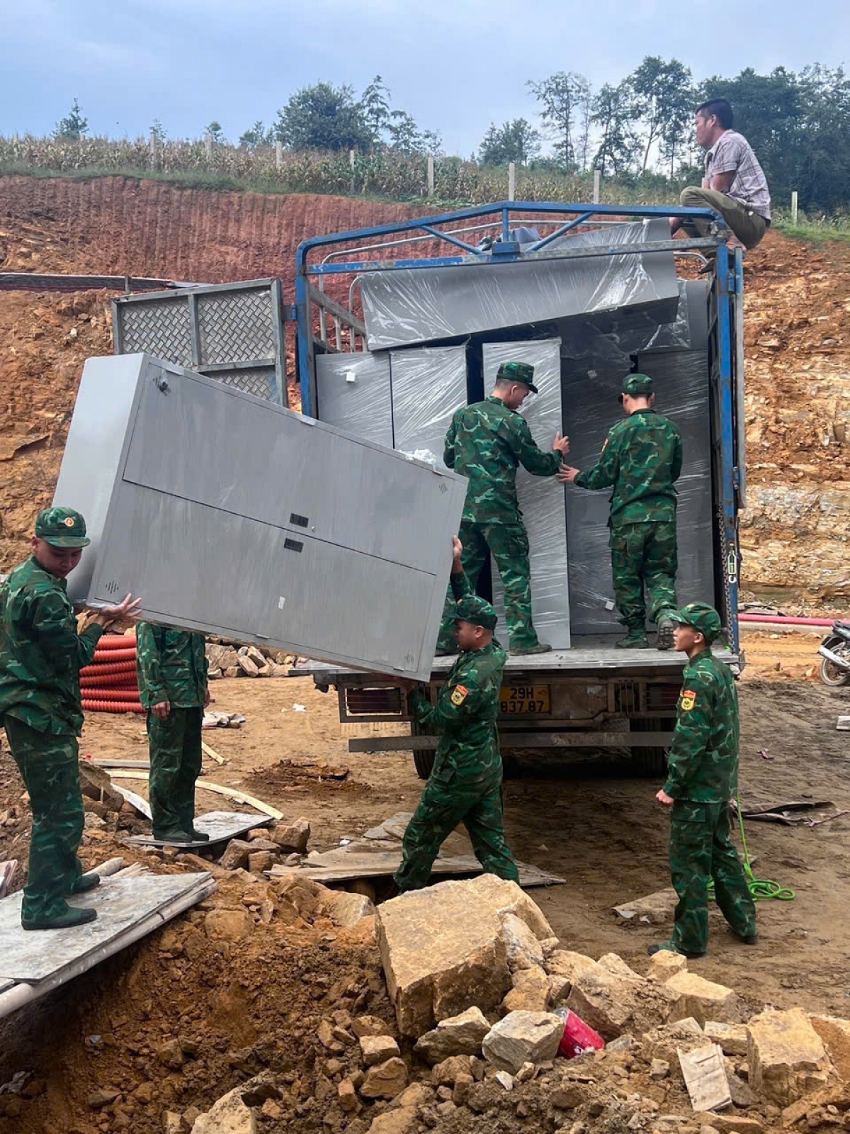 Bộ đội Biên phòng Lào Cai tham gia làm việc liên tục cho đến khi hoàn thành các Trường học nội trú biên giới, kịp đưa vào phục vụ năm học mới (Ảnh: Trọng Mạch)