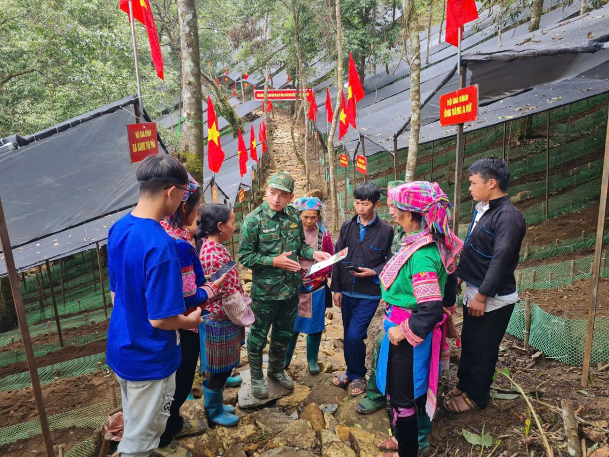 BĐBP thiết kế tờ rơi song ngữ tuyên truyền cho đồng bào các dân tộc (Ảnh: Vũ Tiến Dũng) 