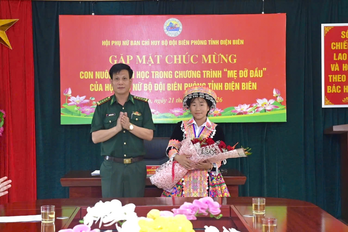 Đại tá Nguyễn Đức Cảnh, Chủ nhiệm Chính trị Ban Chỉ huy BĐBP tỉnh Điện Biên chúc mừng động viên em Sùng Thị Khoa (Ảnh: Quàng Quân- BCH BP Điện Biên)