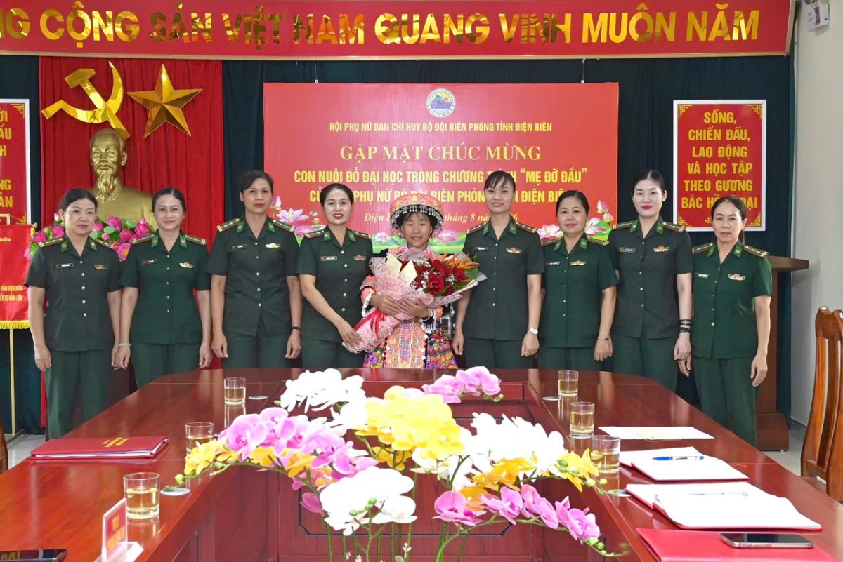 Đại diện Hội Phụ nữ BCH biên phòng tỉnh Điện Biên và em Sùng Thị Khoa
(Ảnh:  Quàng Quân- BCH BP Điện Biên)