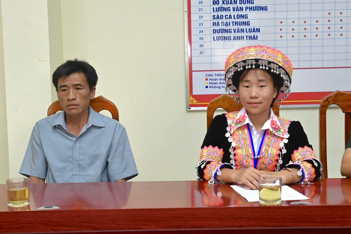 Hai cha con Sùng Thị Khoa tại buổi gặp mặt (Ảnh:  Quàng Quân- BCH BP Điện Biên)