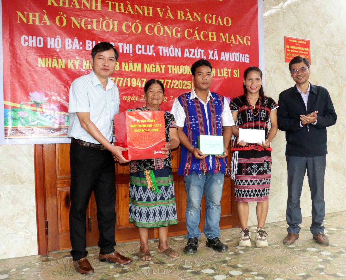 Lãnh đạo xã Avương thăm hỏi, tặng quà các gia đình chính sách 
 