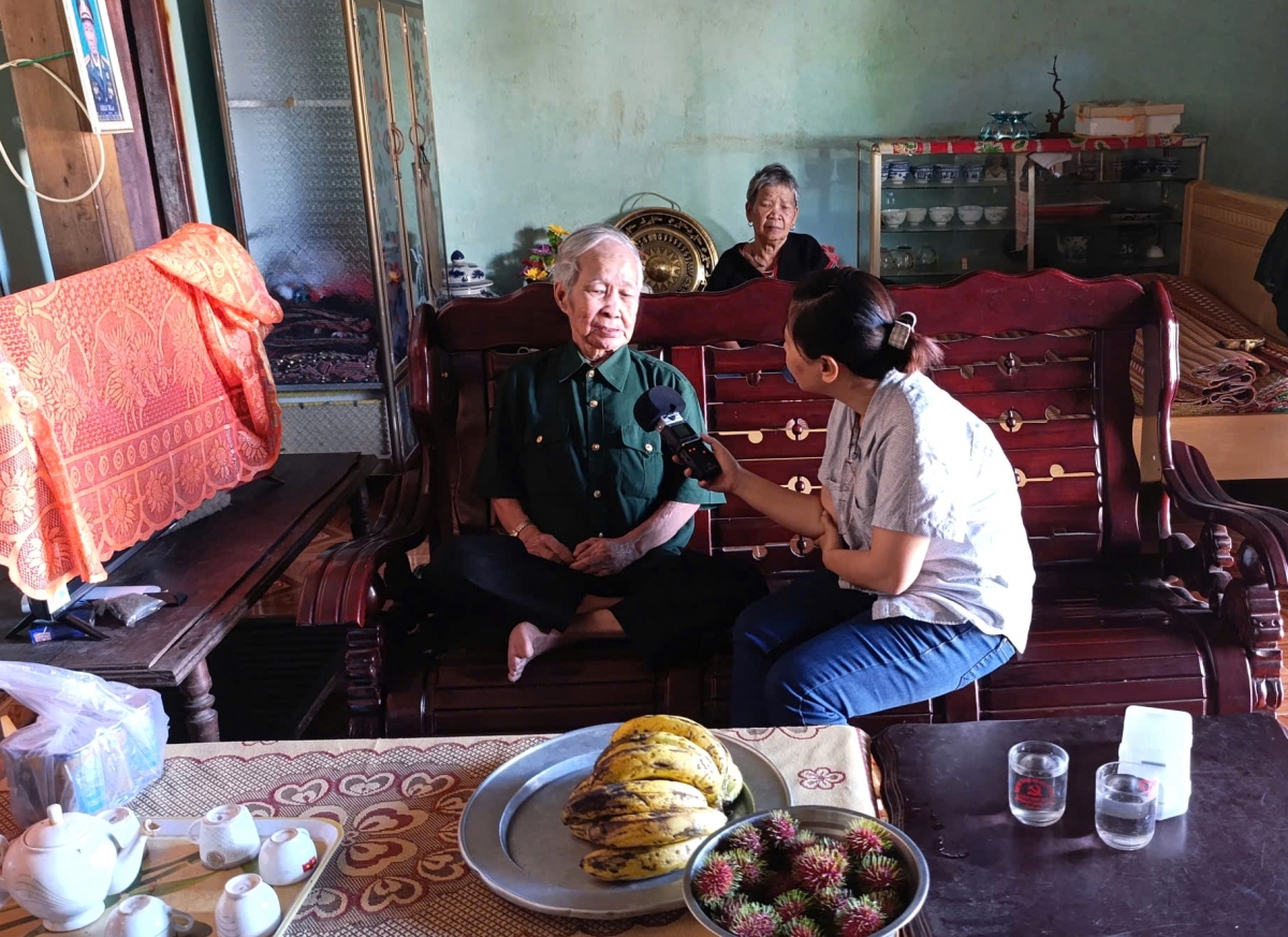 Ông Arất Blưtrò chuyện với phóng viên VOV
 