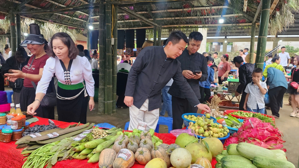 Bà con mang theo nông sản, là những sản phẩm gắn với tập quán sản xuất tại địa phương (Ảnh: Thanh Thuỷ)