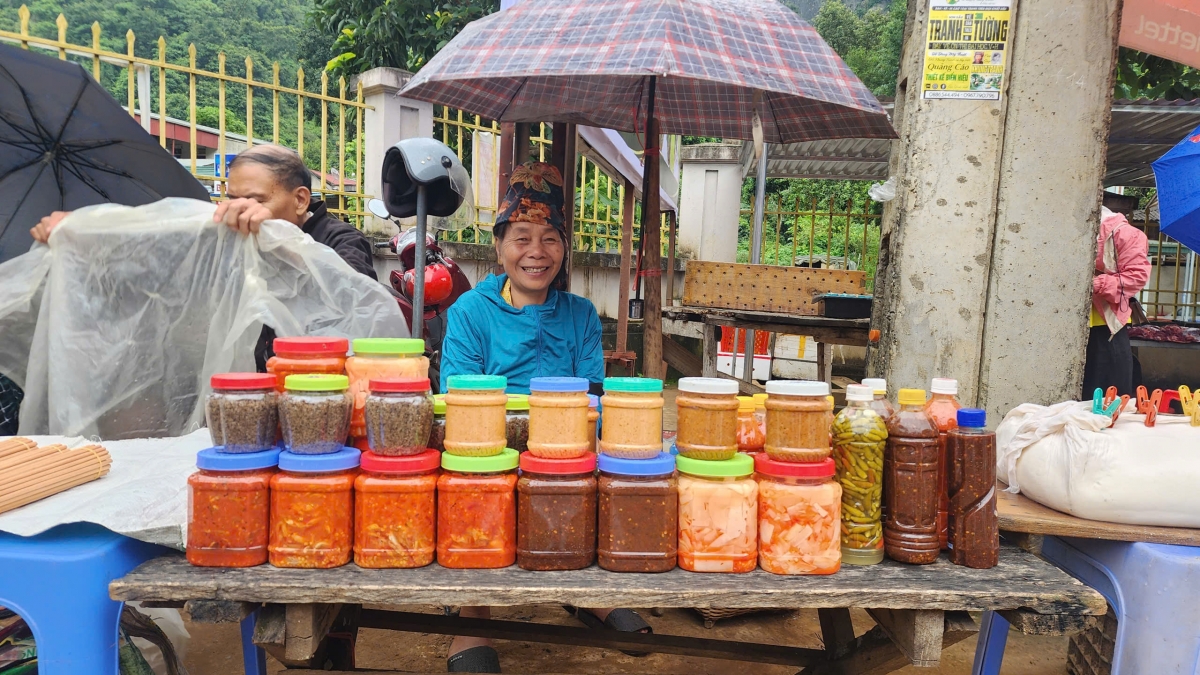 Những lọ ớt ngâm, măng chua, chẳm chéo được bà con chuẩn bị từ nhiều ngày trước (Ảnh: Thanh Thuỷ)