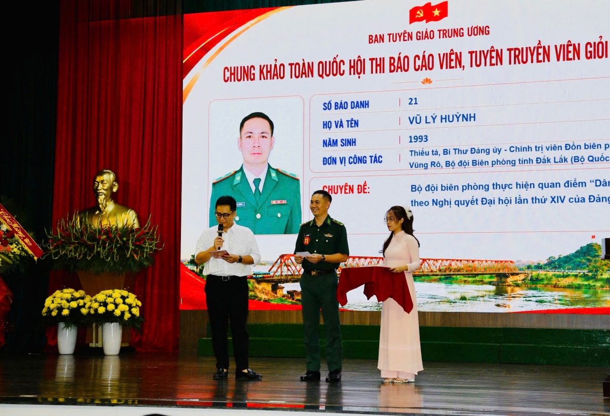 Thiếu tá Vũ Lý Huỳnh thực hiện phần thi trong vòng chung khảo toàn quốc. Ảnh: Nhân vật cung cấp.