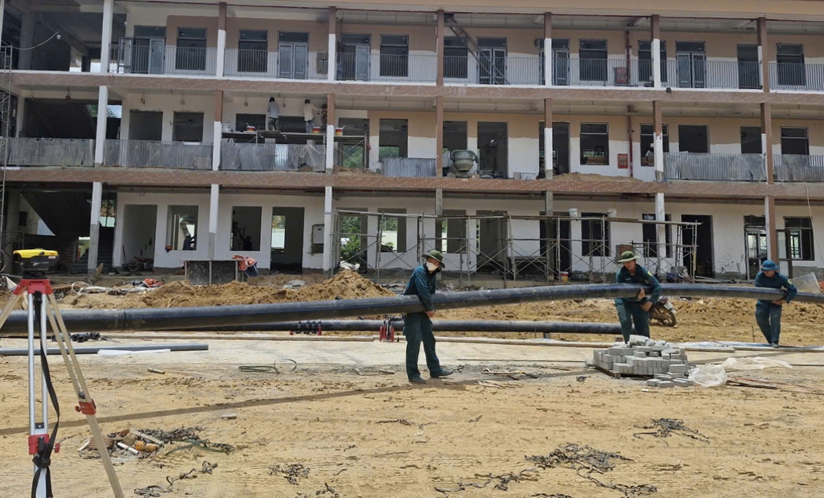 Trường Phổ thông nội trú Tiểu học và Trung học cơ sở A Vương, xã A Vương, thành phố Đà Nẵng (huyện Tây Giang, tỉnh Quảng Nam cũ) đang hoàn thiện những hạng mục cuối cùng. Ảnh: Tuyết Lê