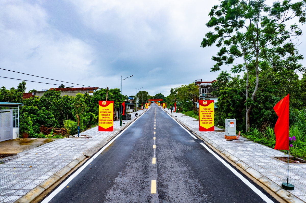 Tuyến đường vào thôn Hải Đông, xã Quảng Đức được mở rộng gấp đôi nhờ sự đồng lòng của tất cả các hộ dân trong thôn khi hiến hàng nghìn mét vuông đất (Ảnh: Vũ Miền)