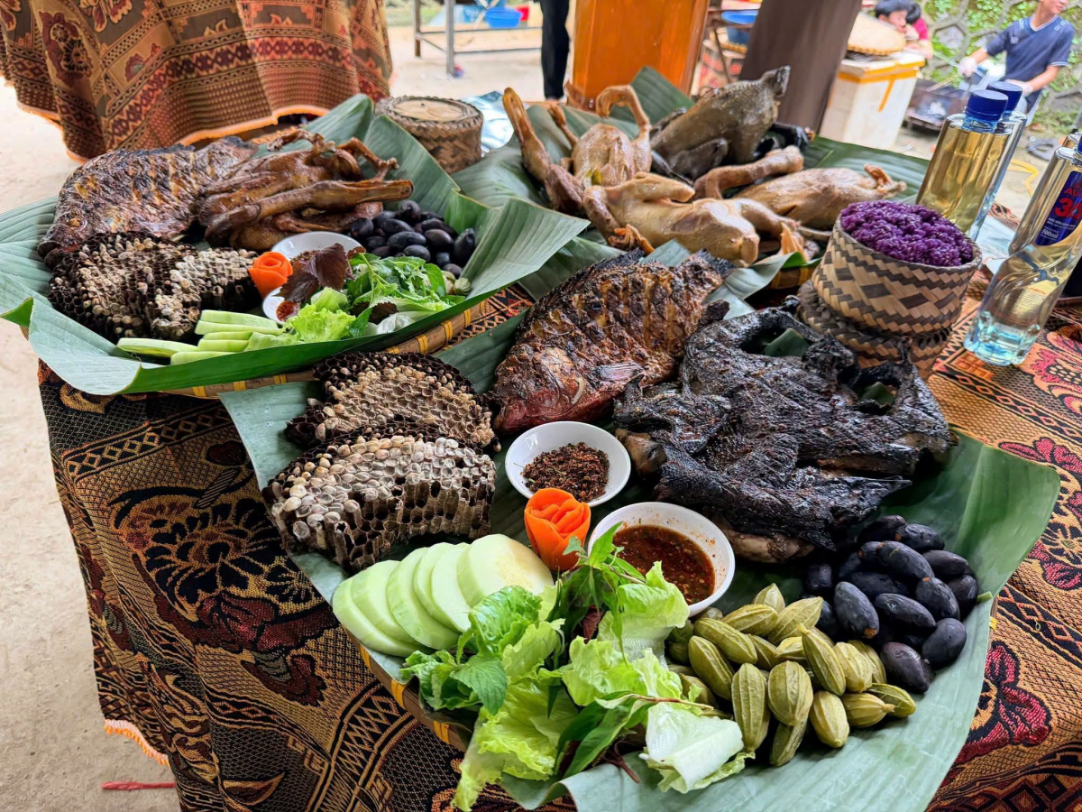 Và thưởng thức các món ăn dân tộc (Ảnh: Thanh Thuỷ)