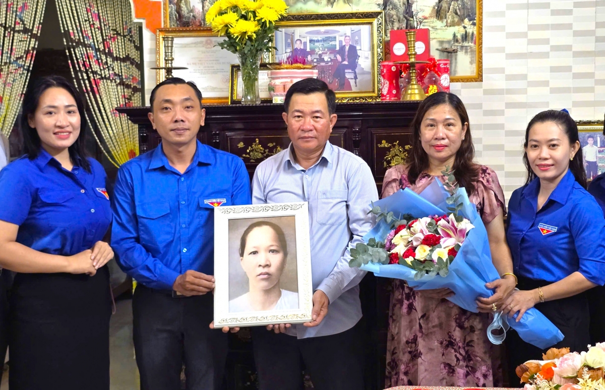 Gia đình ông Thông bày tỏ xúc động khi được nhận ảnh Mẹ vào dịp này