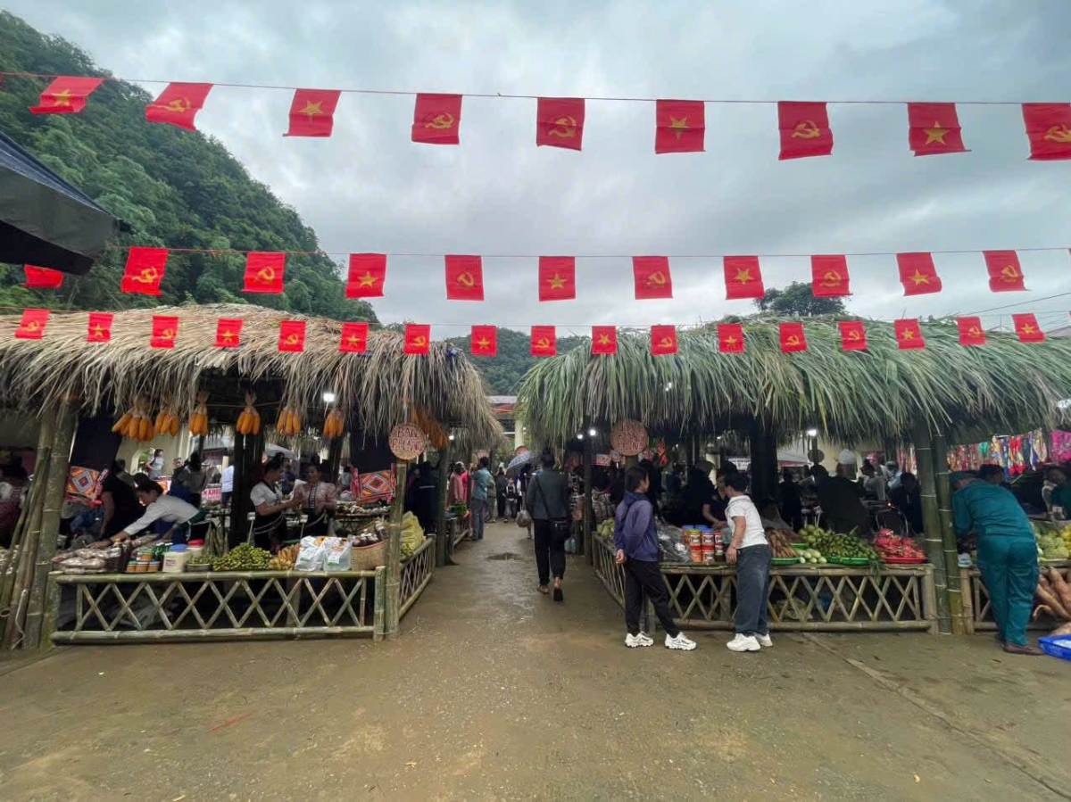 Chợ phiên Muổi Nọi dịp Tết Độc lập, 16 bản cùng mang sản vật, ẩm thực và sắc màu văn hóa của mình đến gặp gỡ, giao thương (Ánh: Thanh Thuỷ)