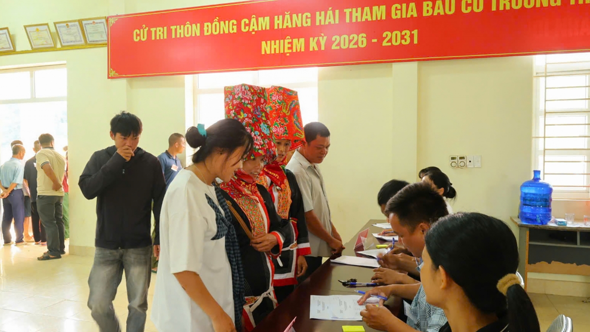 Các cử tri chọn lựa, bầu các trưởng thôn, bản, khu phố mới sau khi các đơn vị cấp thôn được sắp xếp lại. Ảnh: VOV Đông Bắc.
