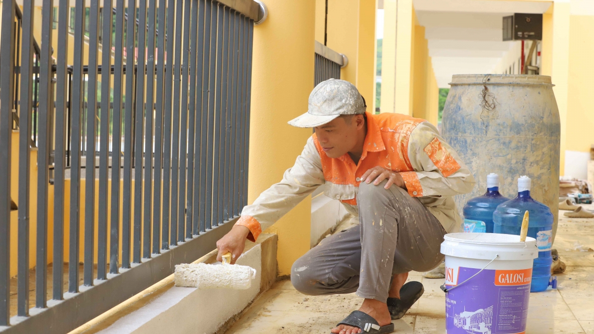 Công nhân lăn sơn hoàn thiện những công đoạn cuối.  Ảnh: Thanh Thủy-Trấn Long/VOV Tây Bắc