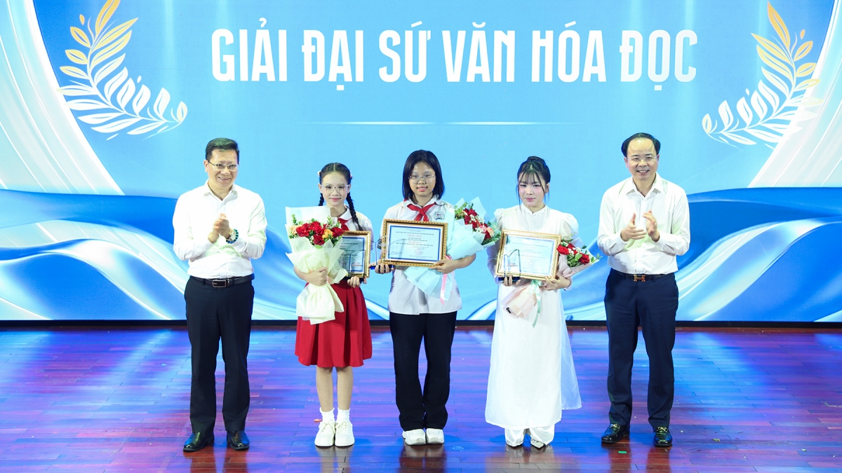 3 thí sinh nhận Giải Đại sứ văn hoá đọc cho 3 cấp học. Ảnh: Trường Giang.