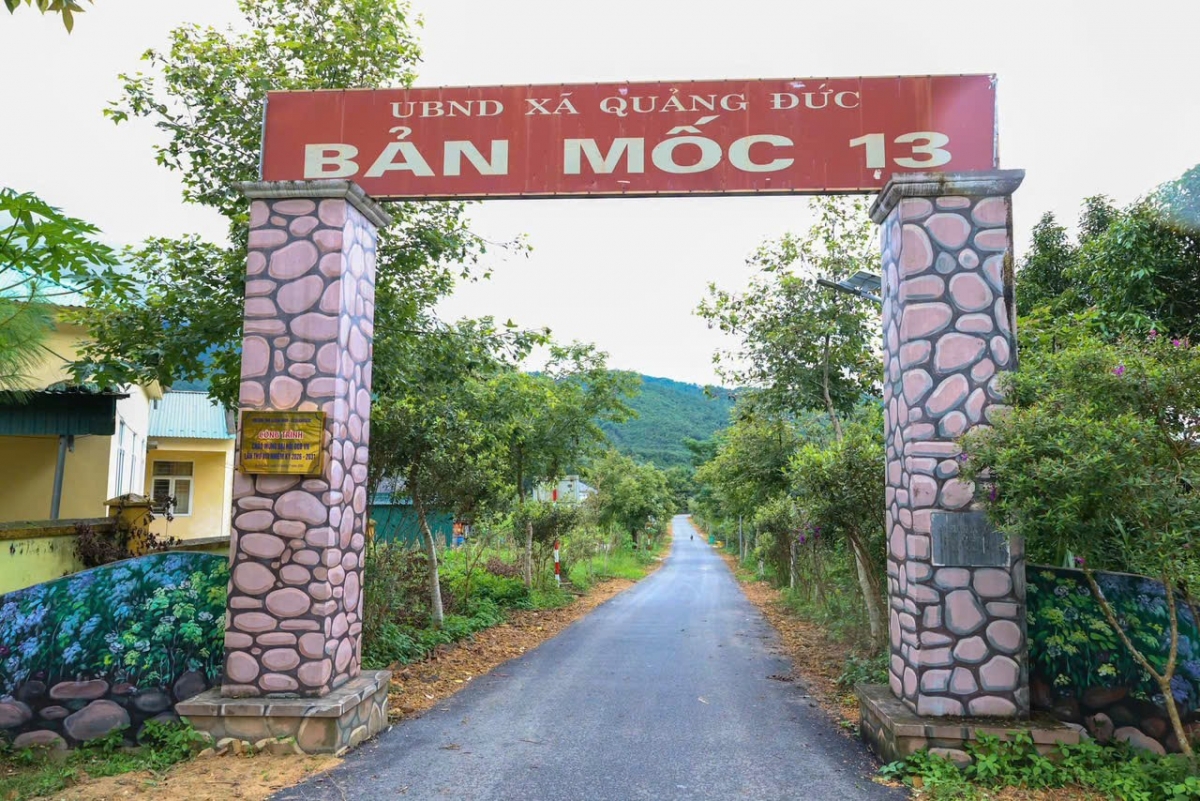 Con đường vào khu dân cư Bản Mốc 13 được hoàn thiện nhờ sự chung tay của Hội Cựu chiến binh tỉnh Quảng Ninh và người dân trong bản (Ảnh: Vũ Miền)